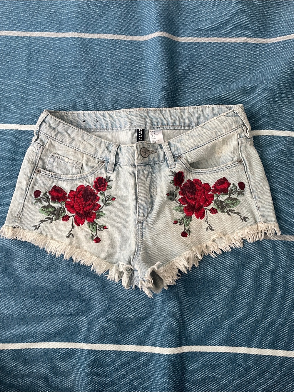 H&M Embroidered Light Blue Denim Short Shorts with Red Rose Detail size 4